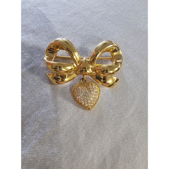 Vintage Whiting & Davis (WD) Gold Tone Bow Brooch Pin Rhinestone Heart Drop - Picture 1 of 7